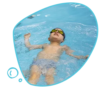Criança boiando na piscina