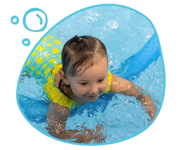 Criança nadando com bóia na piscina da Bloop!