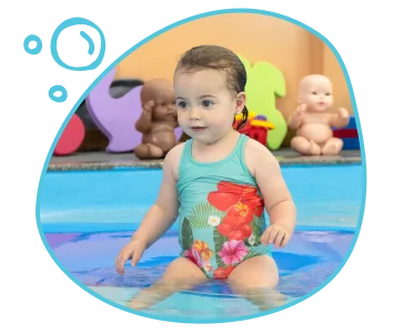 Criança com bonecas na piscina da escola de natação