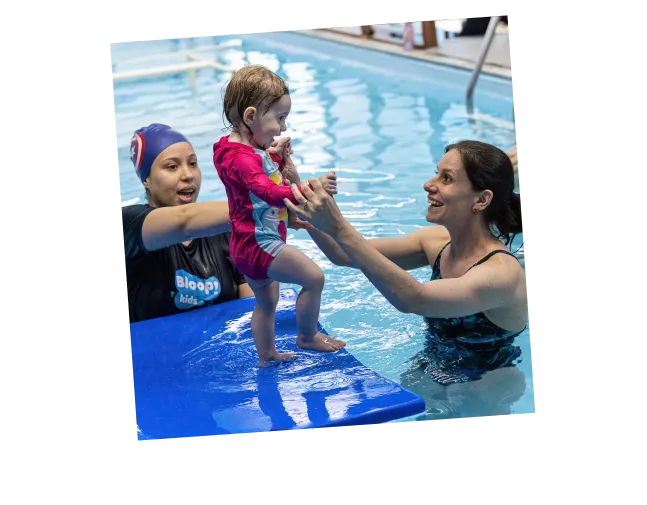 Criança pulando na piscina